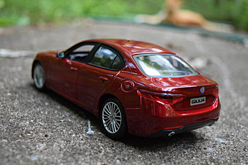 Illustration for article titled Bburago 1/24 2017 Alfa Romeo Giulia Ti